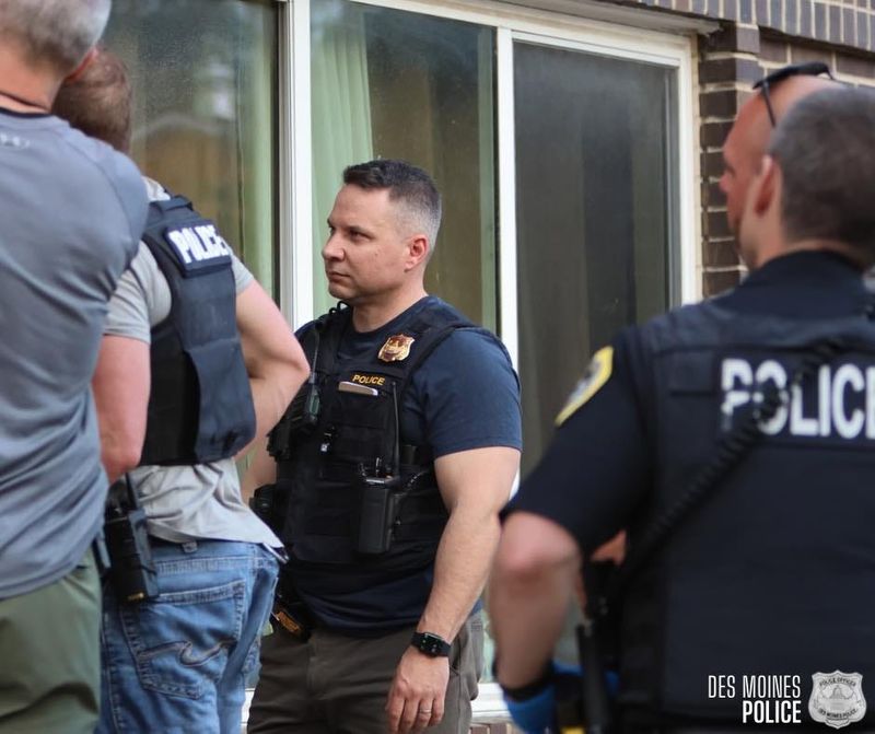 Des Moines Police Department Crimes Against Persons Section detectives and patrol officers serve a search warrant in a home invasion robbery investigation.