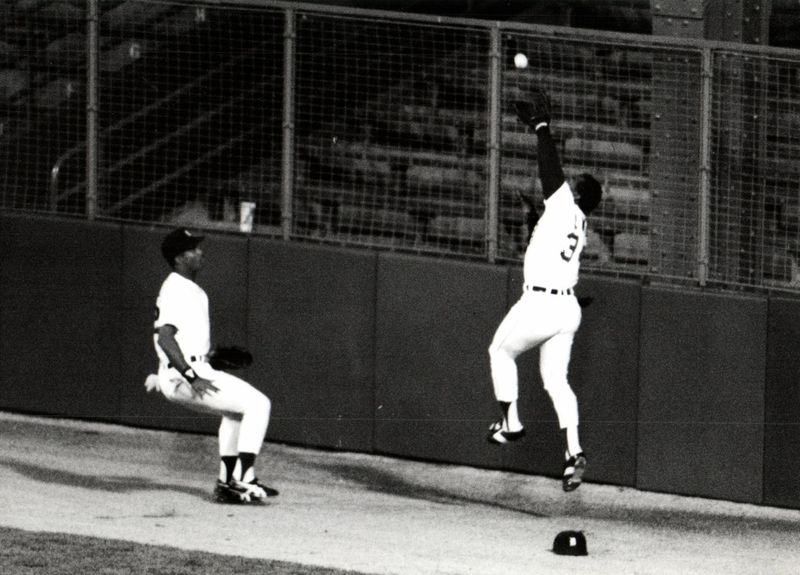 Chet Lemon makes a running catch on Alvin Davis' third-inning drive as Kenny Williams approaches from centerfield.