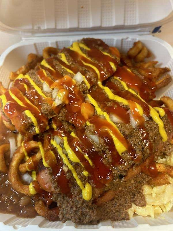 Straight Plates of the Finger Lakes offers plenty of topping options, wings, subs, sandwiches and more.