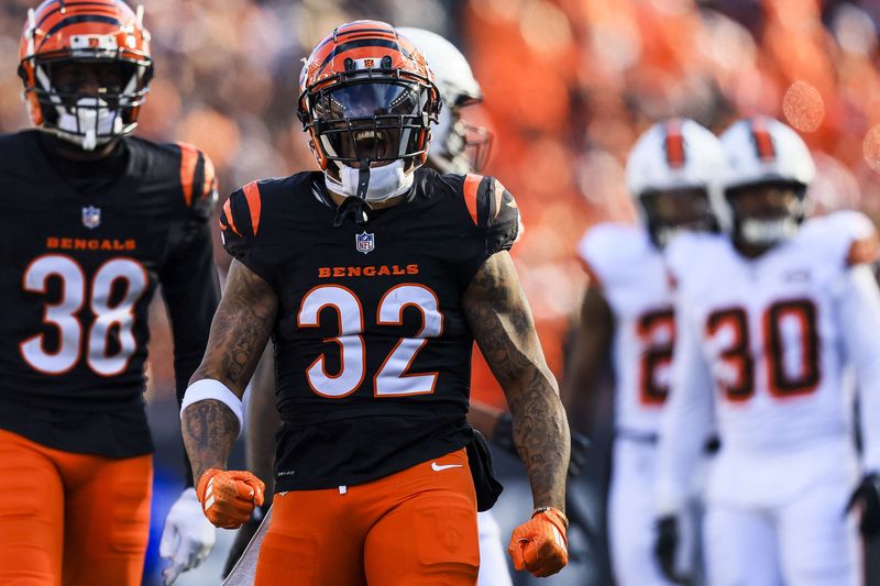 FILE PHOTO: Dec 22, 2024; Cincinnati, Ohio, USA; Cincinnati Bengals running back Trayveon Williams (32) reacts after a play against the Cleveland Browns in the first half at Paycor Stadium. Mandatory Credit: Katie Stratman-Imagn Images/File Photo