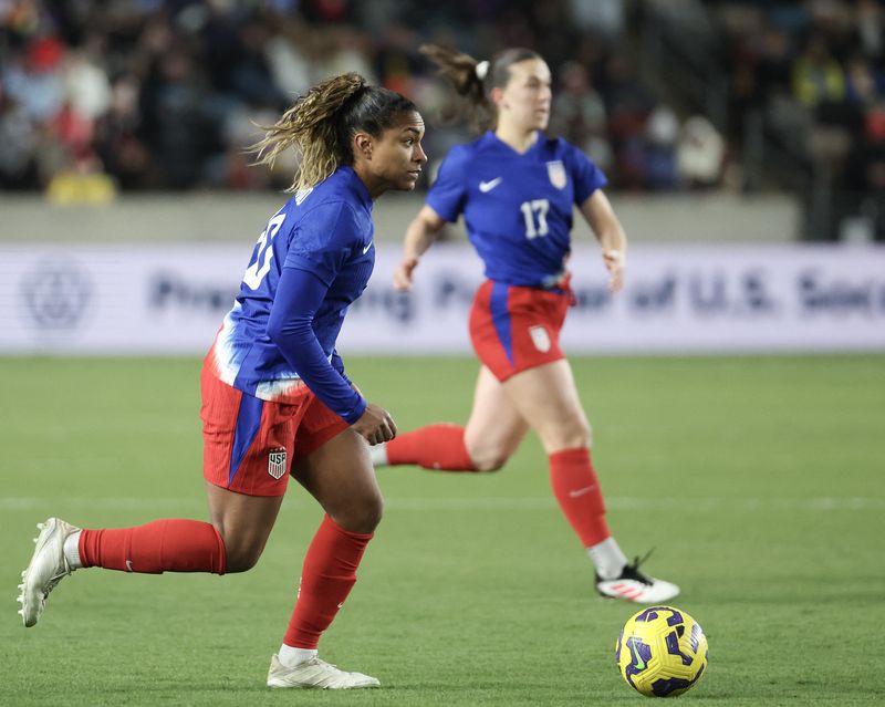 Feb 20, 2025; Houston, Texas, [USA];  USA forward Catarina Macario (20) dribbles against  Colombia in the second half at Shell Energy Stadium. Mandatory Credit: Thomas Shea-Imagn Images