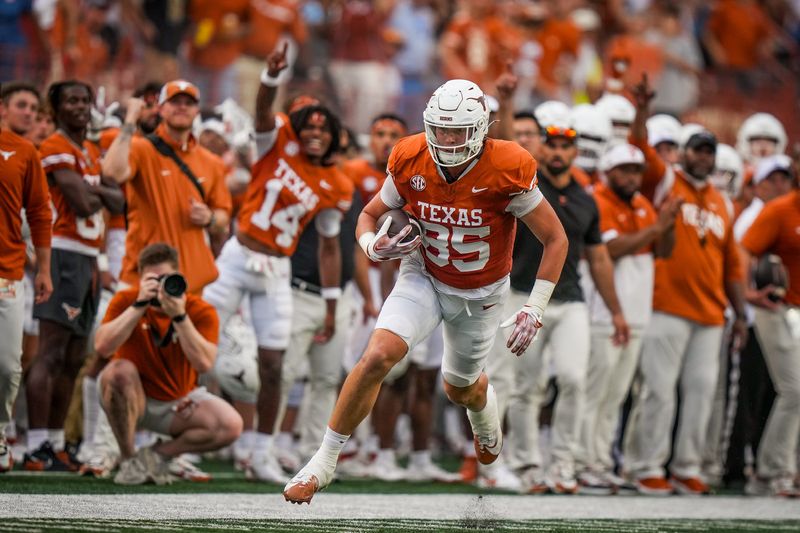 Texas Longhorns tight end Gunnar Helm (85) runs the ball after catching a pass in the second quarter of the Texas Longhorns game against the UTSA Roadrunners at Darrell K RoyalÐTexas Memorial Stadium, Saturday, Sept. 14, 2024.