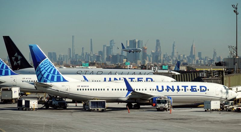 FILE PHOTO: United Airlines planes land and prepare to take off at Newark Liberty International Airport in Newark, New Jersey, , U.S., January 27, 2025. REUTERS/Fabrizio Bensch/File Photo