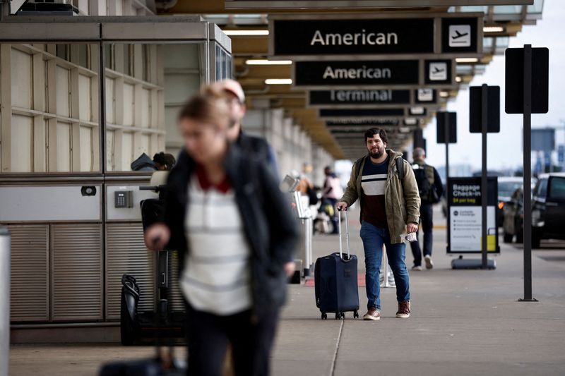 FILE PHOTO: Travelers arrive at Ronald Reagan National Airport (DCA) ahead of the Thanksgiving holiday in Arlington, Virginia, U.S., November 27, 2024. REUTERS/Benoit Tessier/File Photo
