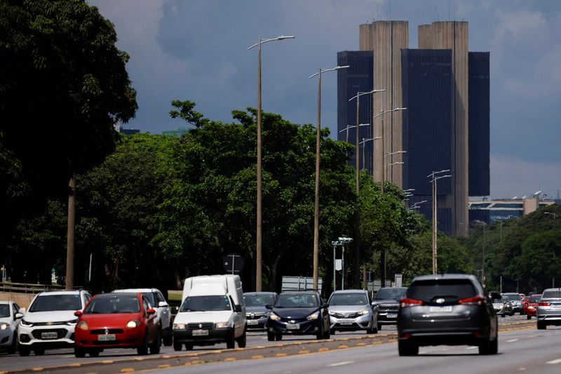 FILE PHOTO: Cars drive near the Central Bank of Brazil headquarters building in Brasilia, Brazil December 17, 2024. REUTERS/Adriano Machado/File Photo