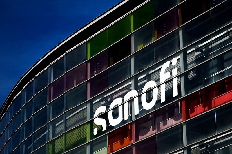 FILE PHOTO: The logo of French drugmaker Sanofi is seen a the Sanofi Genzyme Polyclonals in Lyon, France, September 30, 2023. REUTERS/Gonzalo Fuentes/File Photo