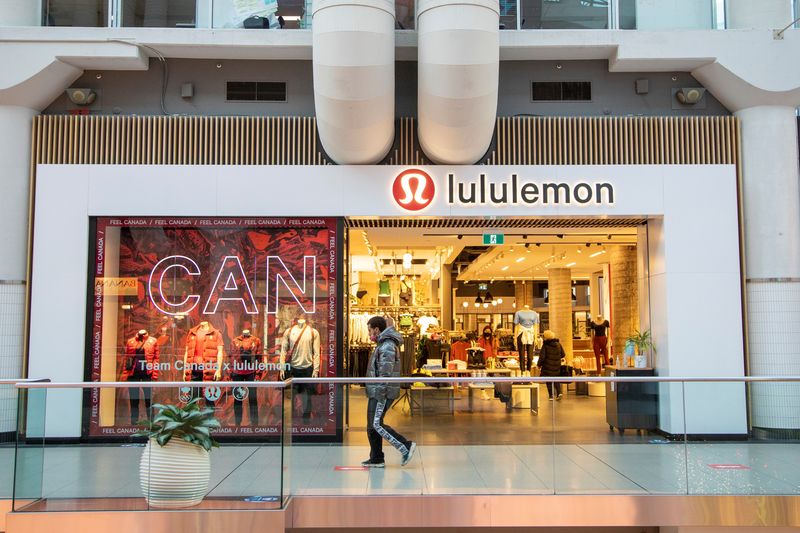 FILE PHOTO: A Lululemon store in the CF Toronto Eaton Centre shopping mall in Toronto, Ontario, Canada December 13, 2021.  REUTERS/Carlos Osorio/File Photo