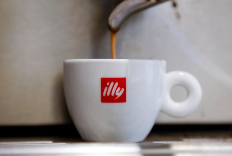 FILE PHOTO: Coffee flows into a Illy cup at a coffee shop in Rome, Italy, May 3, 2016. To match Interview COFFEE-ILLY/ REUTERS/Alessandro Bianchi/File Photo