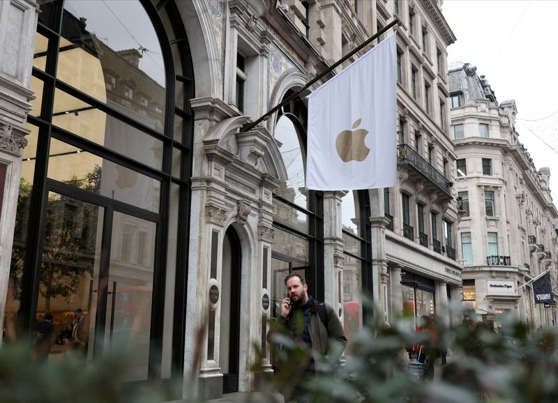 FILE PHOTO: People walk past an Apple store in London, Britain, January 13, 2025. REUTERS/Isabel Infantes/File Photo