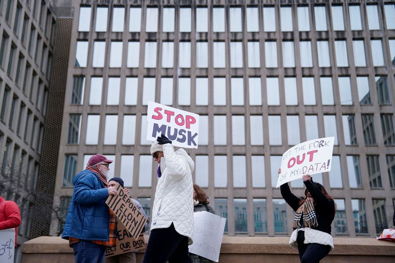 FILE PHOTO: People gather to protest outside the Office of Personnel Management (OPM) headquarters after the Elon Musk-led Department of Government Efficiency (DOGE) was charged with oversight of OPM, in Washington, U.S. February 2, 2025.  REUTERS/Kent Nishimura/File Photo