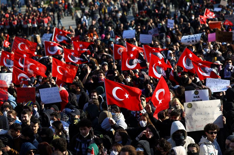 University students take part in a protest against the detention of Istanbul Mayor Ekrem Imamoglu, at Istanbul University, in Istanbul, Turkey, March 21, 2025. REUTERS/Murad Sezer