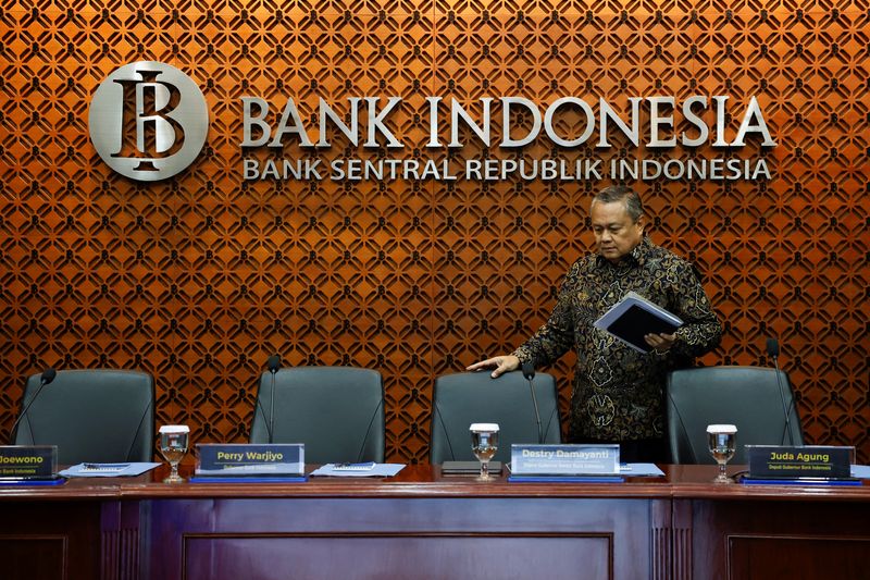 FILE PHOTO: Indonesia's Central Bank Governor Perry Warjiyo arrives for a press conference along with his deputies, at Bank Indonesia's headquarters in Jakarta, Indonesia, January 15, 2025. REUTERS/Willy Kurniawan/File Photo
