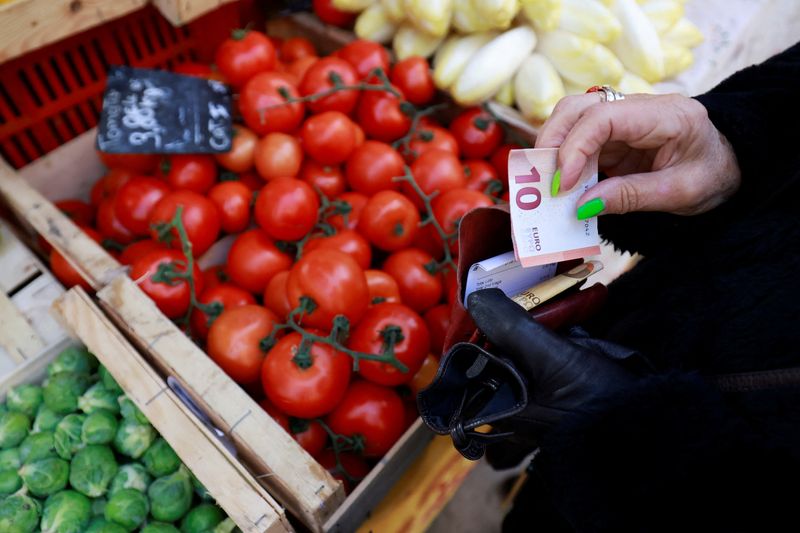 FILE PHOTO: A shopper pays with a ten Euro bank note at a local market in Aix-en-Provence, France, January 16, 2025. REUTERS/Manon Cruz/File Photo