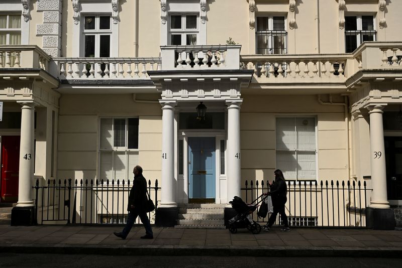FILE PHOTO: People walk past a high end property in Pimlico, in London, Britain, September 17, 2024. REUTERS/Jaimi Joy/File Photo