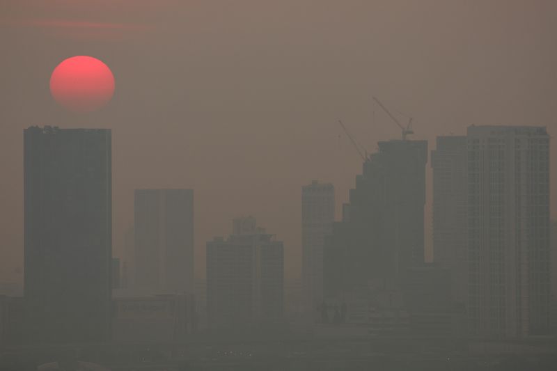FILE PHOTO: The sun rises above buildings in Bangkok, Thailand, January 8, 2025. REUTERS/Chalinee Thirasupa/File Photo