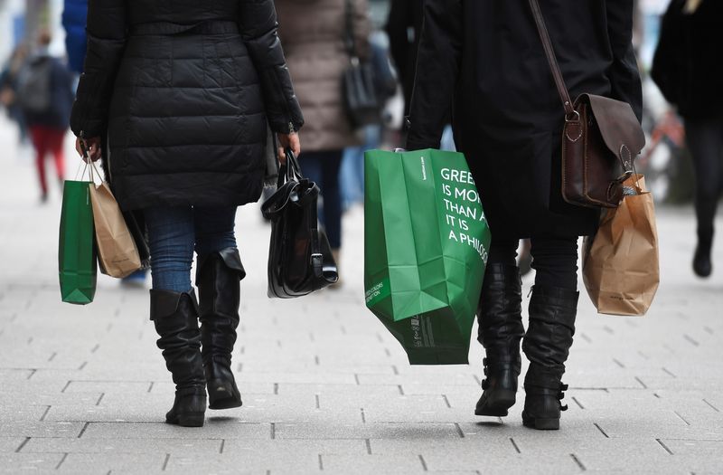 People carry their shopping bags in downtown Hamburg, Germany, January 25, 2018. REUTERS/Fabian Bimmer/File Photo