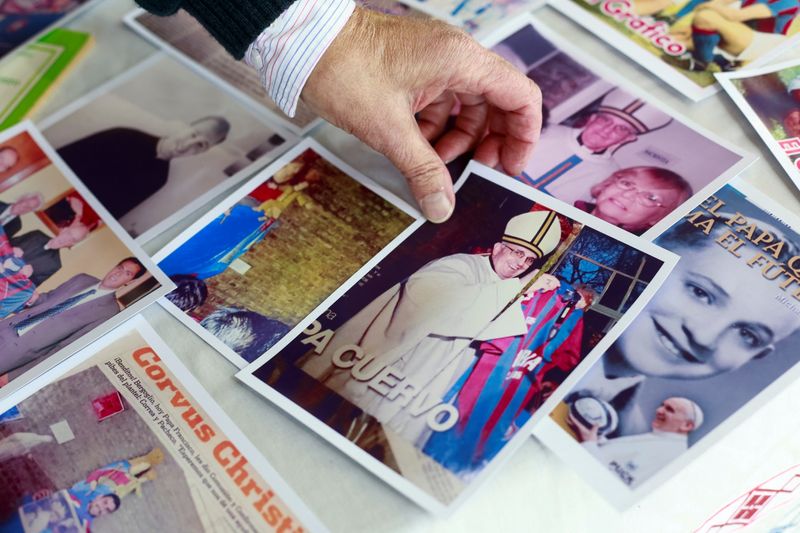 Oscar Lucchini, who is in charge of the chapel of San Lorenzo de Almagro, Pope Francis' hometown soccer team, shows a picture of the Pope holding a shirt of San Lorenzo de Almagro during his time as the Archbishop of Buenos Aires, in Buenos Aires, Argentina April 21, 2025. REUTERS/Matias Baglietto