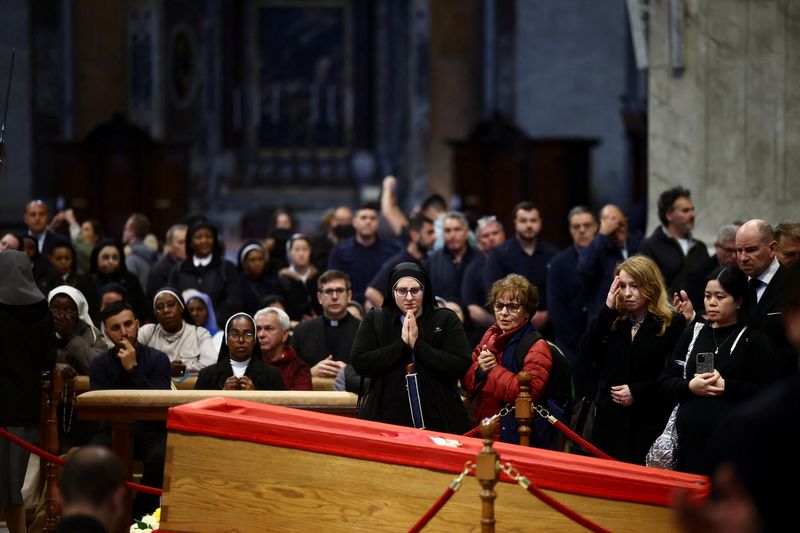 Faithful pay respect as Pope Francis lies in state in St. Peter's Basilica, at the Vatican, April 24, 2025. REUTERS/Yara Nardi