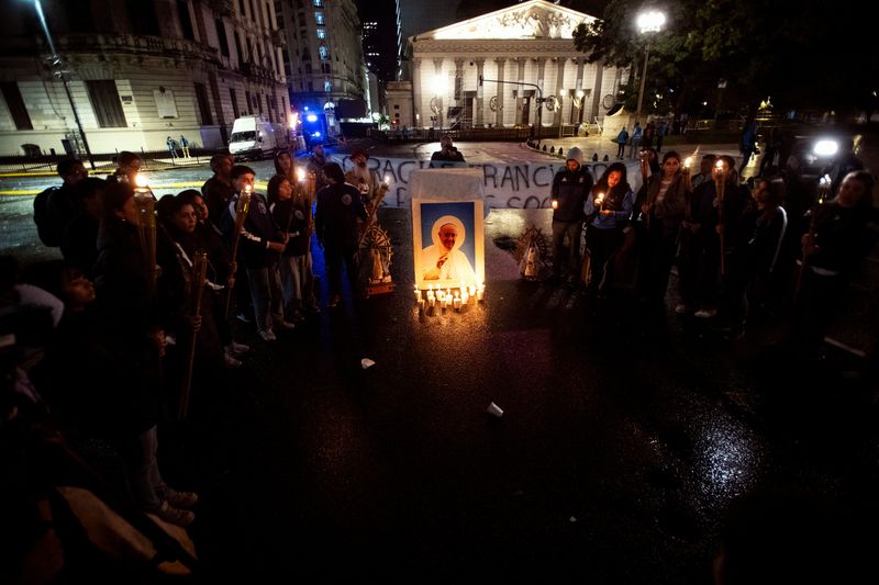 People pray outside the Buenos Aires Metropolitan Cathedral, following the death of Pope Francis, in Buenos Aires, Argentina April 26, 2025. REUTERS/Mariana Nedelcu