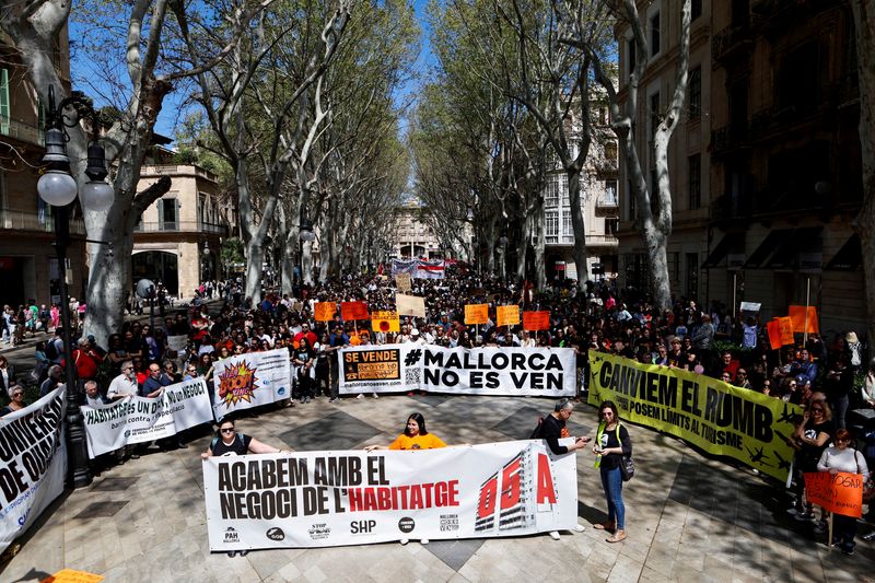 Large number of people filled the streets of Palma de Mallorca, in a march against housing prices and the impact of tourism on the residents of the Balearic islands, in Palma, Mallorca, Spain, April 5, 2025. REUTERS/Francisco Ubilla